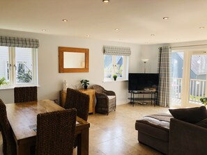 TV - Luxury 4 bed detached villa, minimum 3 bathrooms, large open plan lounge/kitchen/dining area. (St Austell)