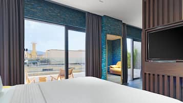 NYX Executive Suite with Lounge Access | Hypo-allergenic bedding, minibar, in-room safe, individually decorated