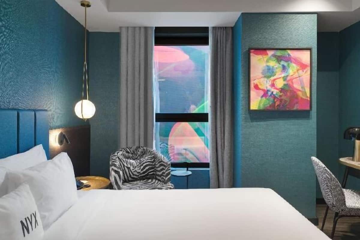 Bộ đồ giường kháng dị ứng, minibar, két bảo mật tại phòng