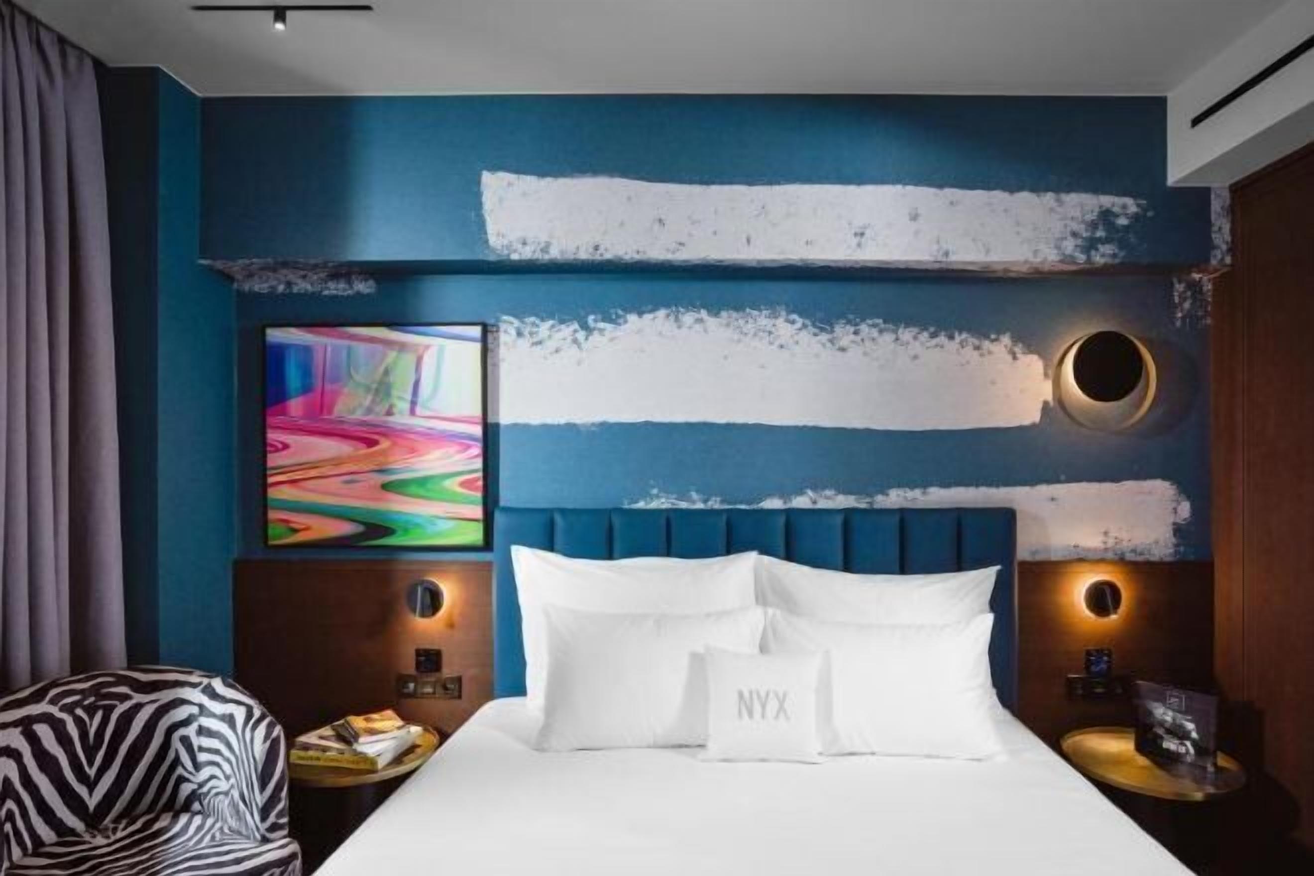 Bộ đồ giường kháng dị ứng, minibar, két bảo mật tại phòng 