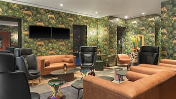 Una sala de estar moderna con un sofá, sillones y una mesa de centro.