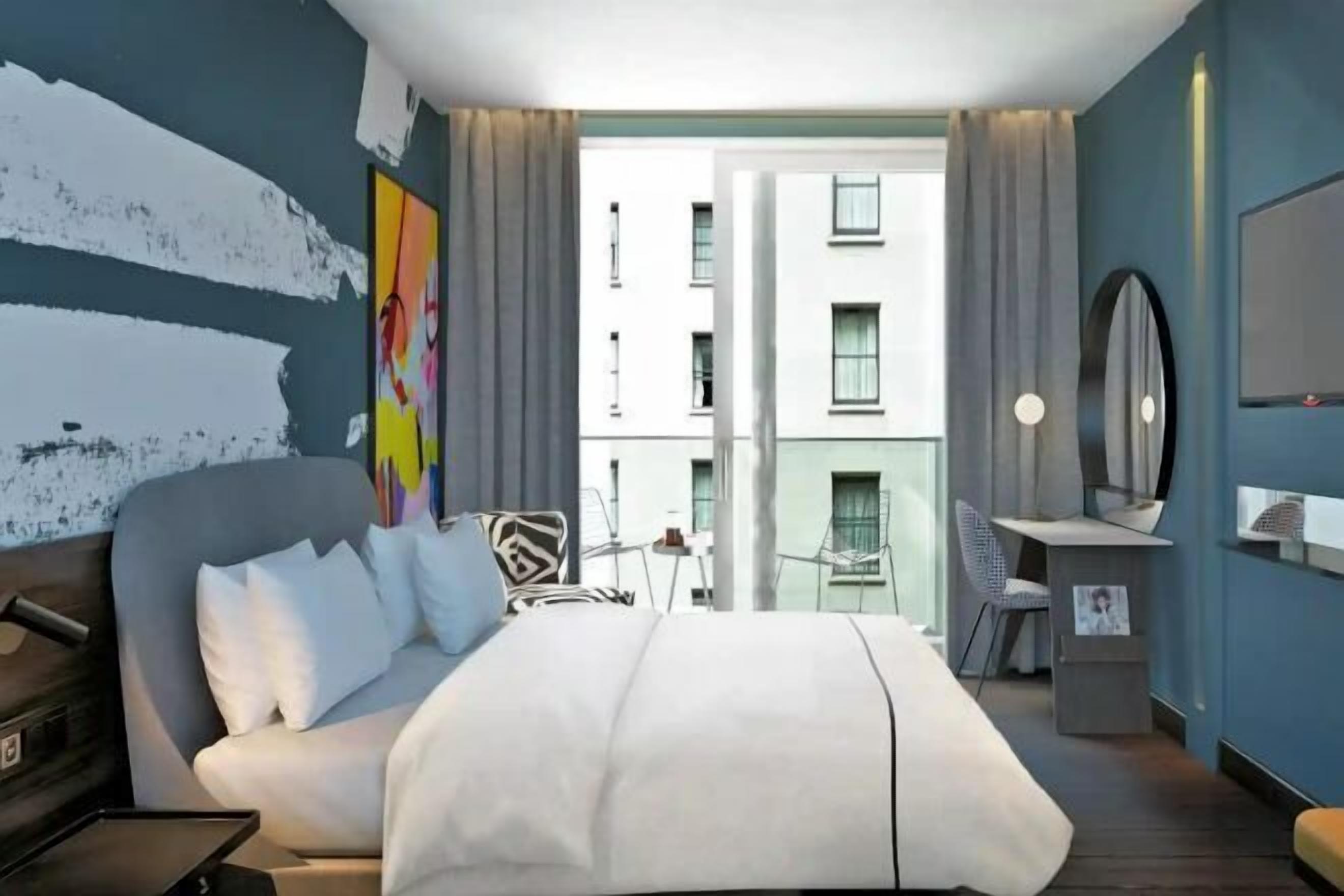 Bộ đồ giường kháng dị ứng, minibar, két bảo mật tại phòng 