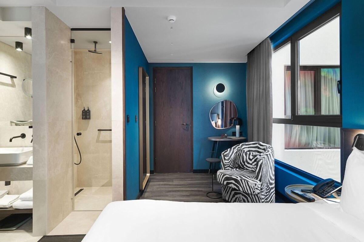 Literie hypoallergénique, minibar, coffres-forts dans les chambres