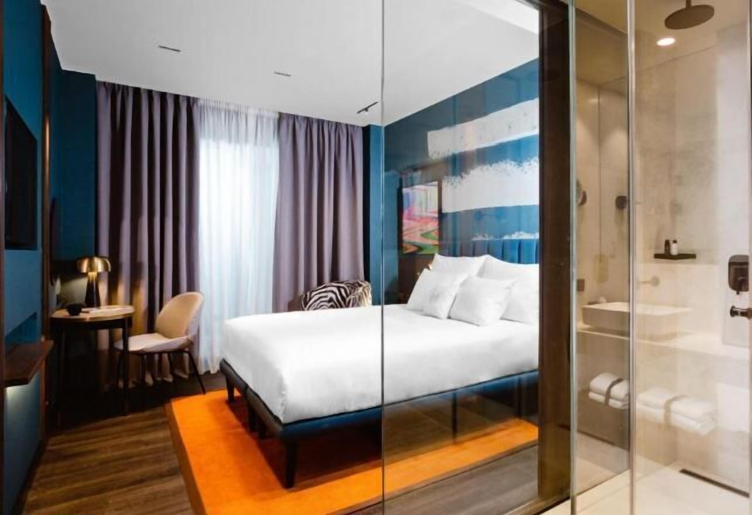 Bộ đồ giường kháng dị ứng, minibar, két bảo mật tại phòng 
