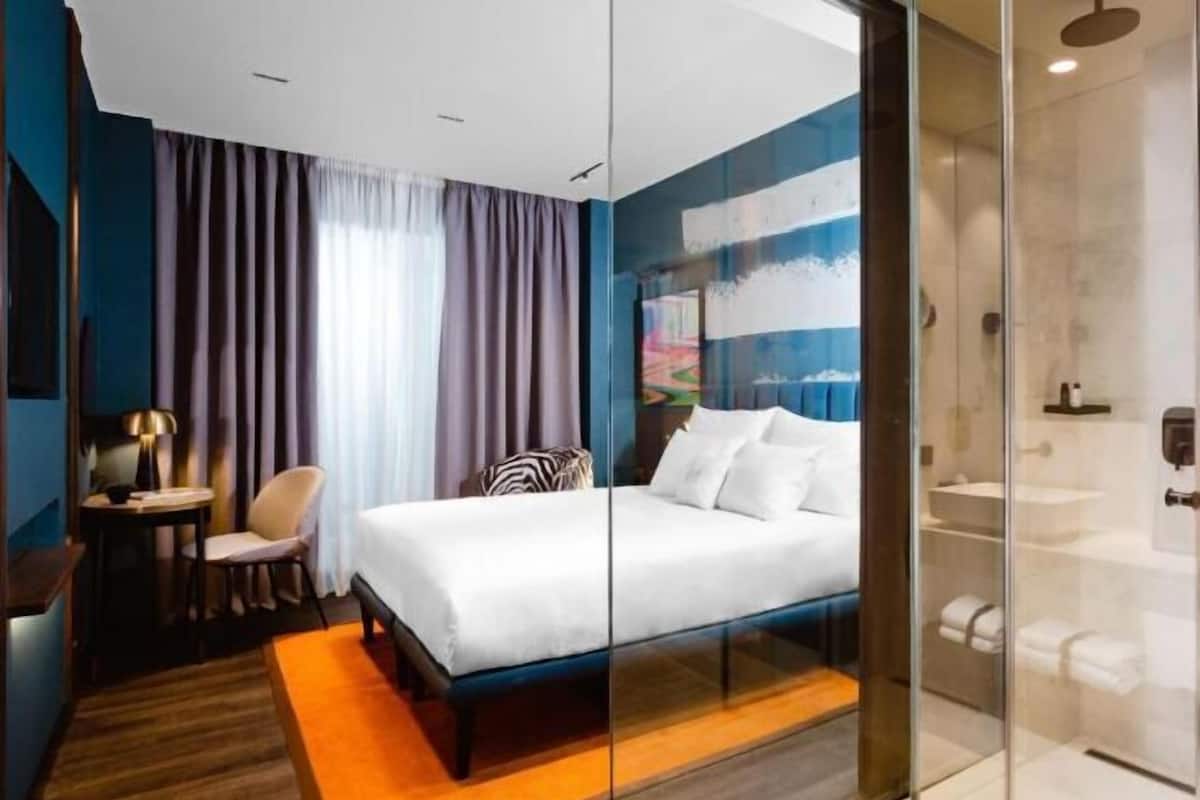 Bộ đồ giường kháng dị ứng, minibar, két bảo mật tại phòng