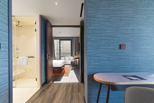 Heaven Acropolis Suite with Lounge Access | Hypo-allergenic bedding, minibar, in-room safe, individually decorated - NYX Esperia Palace Hotel Athens (Athens)