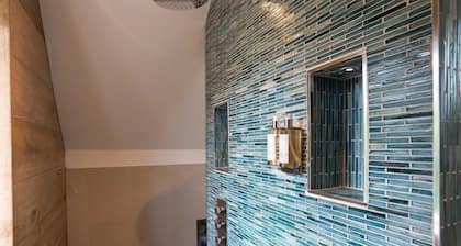 Luxury 4 bed detached villa, minimum 3 bathrooms, large open plan lounge/kitchen/dining area.