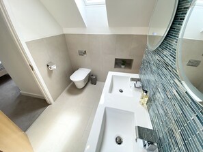 Combined shower/bathtub - Luxury 4 bed detached villa, minimum 3 bathrooms, large open plan lounge/kitchen/dining area. (St Austell)