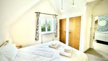 4 bedrooms, iron/ironing board, internet