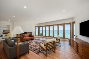 Smart TV, chimenea y videojuegos 