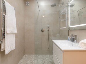 Shower, hair dryer, towels
