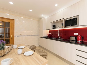 Frigorifero, microonde, forno, piano cottura