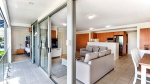 Um apartamento moderno com sala de estar, cozinha e espaço para refeições.