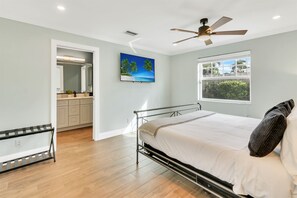 4 bedrooms, iron/ironing board, travel crib, free WiFi - FIFA Perfect | Coral Isle: Heated Pool, Ping-Pong, Near Beach (Fort Lauderdale)