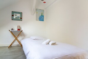 5 bedrooms, iron/ironing board, free WiFi