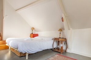 5 bedrooms, iron/ironing board, free WiFi