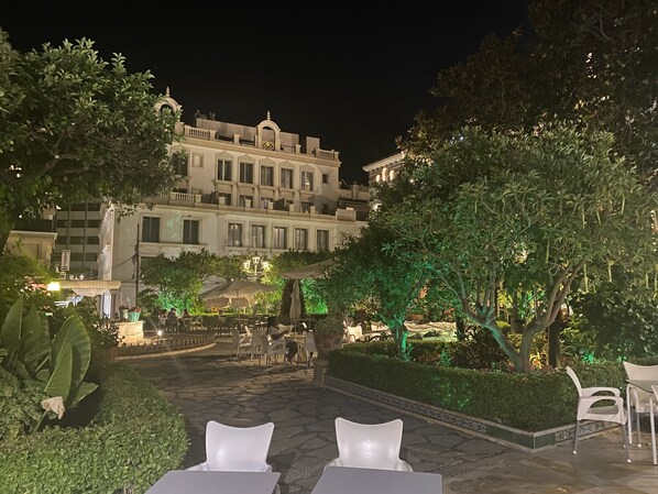 Outdoor dining - ALL COMFORT, SUPERB VIEW, large TERRACE Los Flamingos Ideal families (Estepona)