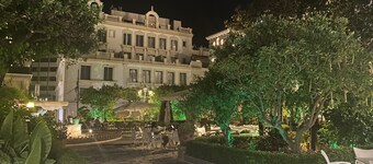 Superb NEW apartment with 3 bedrooms, Sea & Mountain views, swimming pool, WIFI