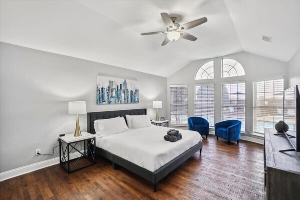 5 bedrooms, iron/ironing board, WiFi, bed sheets