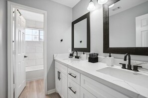 Baignoire, séchoir à cheveux, serviettes fournies, shampooing
