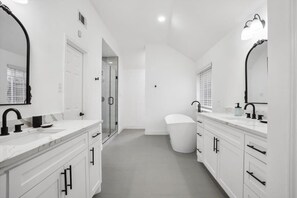 Baignoire, séchoir à cheveux, serviettes fournies, shampooing