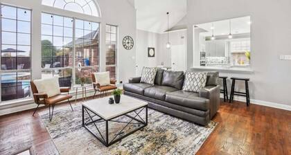 Modern, Spacious - Pool & Backyard Oasis & Cinema