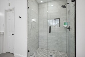 Baignoire, séchoir à cheveux, serviettes fournies, shampooing