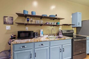 Réfrigérateur, four à micro-ondes, un four, surface de cuisson