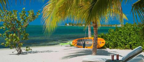 Sur la plage, chaise longue, serviettes de plage