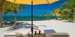 Accommodatie ligt op het strand, ligstoelen, strandlakens