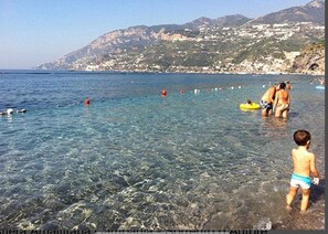 På stranden