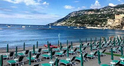 BLUE BAY - Gorgeous. A few steps from the Sea.