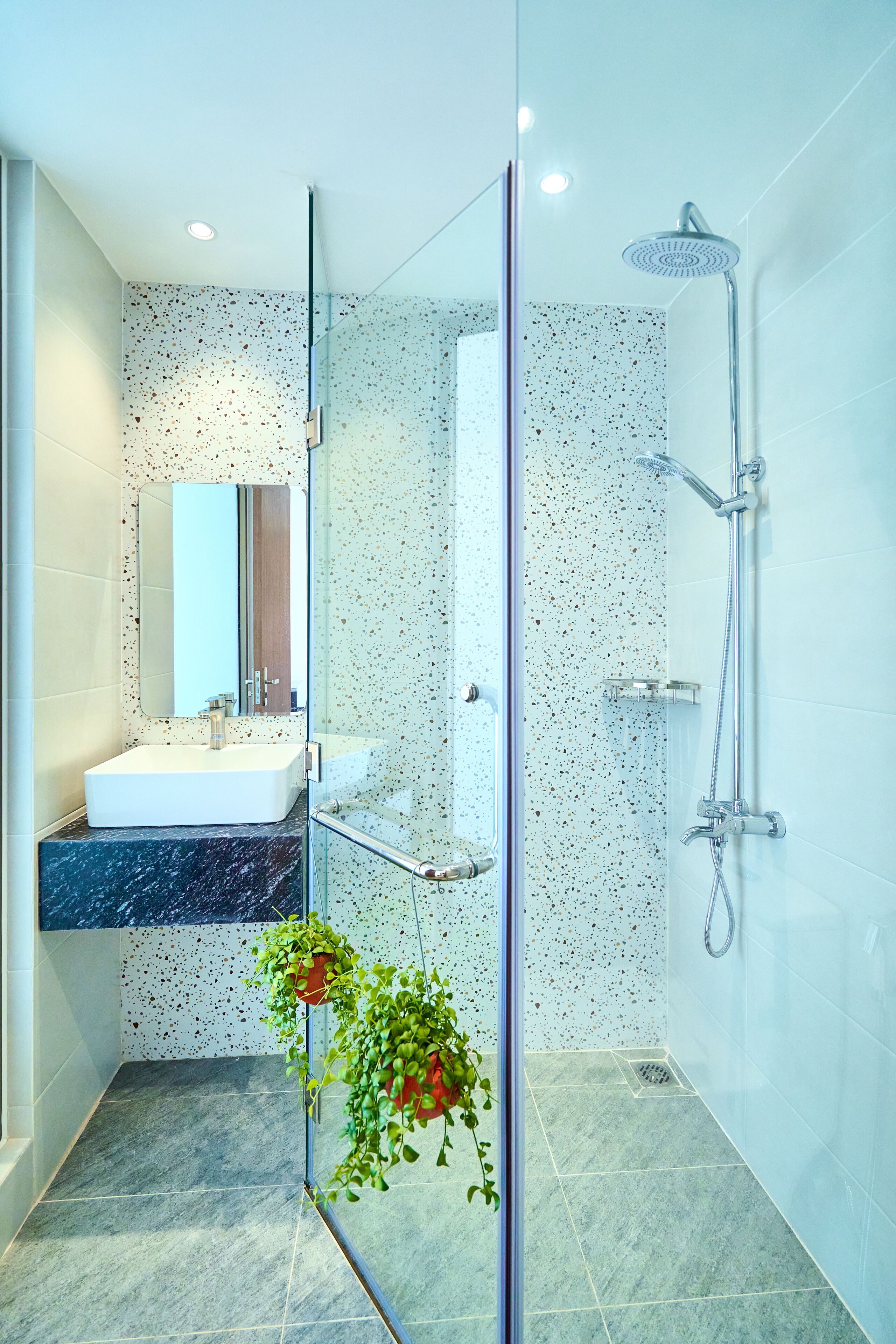 Deluxe driepersoonskamer | Badkamer | Een douche, een regendouche, designer toiletartikelen, een haardroger