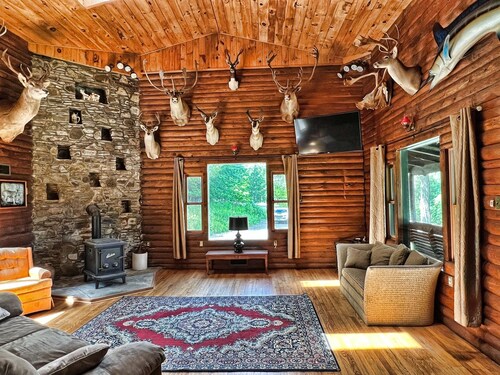 Stolk's Lodge - 5 acre pond -  near Dreams Park - fishing - quite country lodge