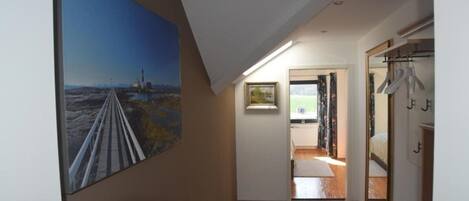 3 habitaciones, tabla de planchar con plancha y cuna de viaje