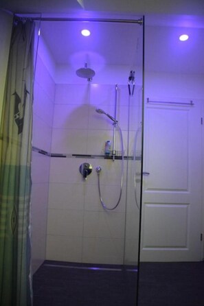 Shower, hair dryer, towels, soap - Vacation apartment "Landweg" with 100 square meters - in beautiful & quiet camp (Limburg an der Lahn)