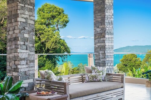 Peaceful 4 Bed 3 Bath property overlooking Pioneer Bay & Airlie Beach beyond