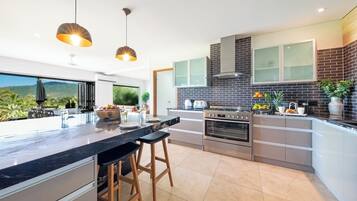 Kühlschrank, Mikrowelle, Geschirrspüler, Toaster