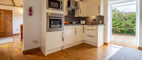 Mikrowelle, Geschirrspüler, Wasserkocher mit Kaffee-/Teezubehör