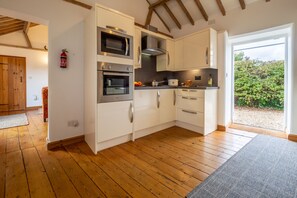 Microwave, dishwasher, coffee/tea maker - The Stables, Edingthorpe, Norfolk (North Walsham)