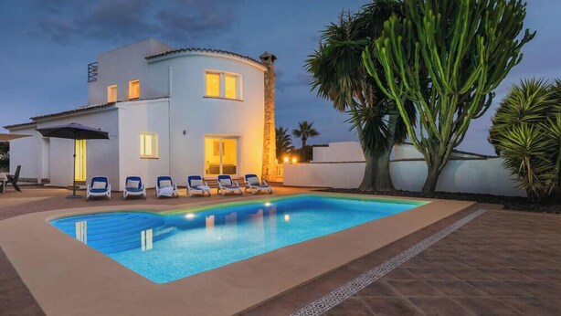 A modern house with a swimming pool, lounge chairs, and cacti. - Villa MONTE CRISTO by Abahana Villas (Teulada)