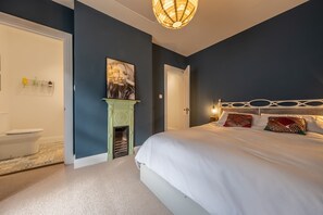 6 bedrooms, iron/ironing board, internet, bed sheets