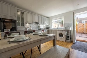 Jääkaappi, mikroaaltouuni, uuni, astianpesukone