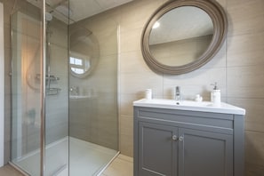 Shower, hair dryer, towels
