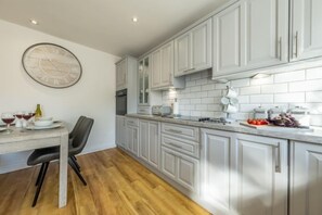 Micro-ondes, lave-vaisselle, cafetière/bouilloire, chaise haute