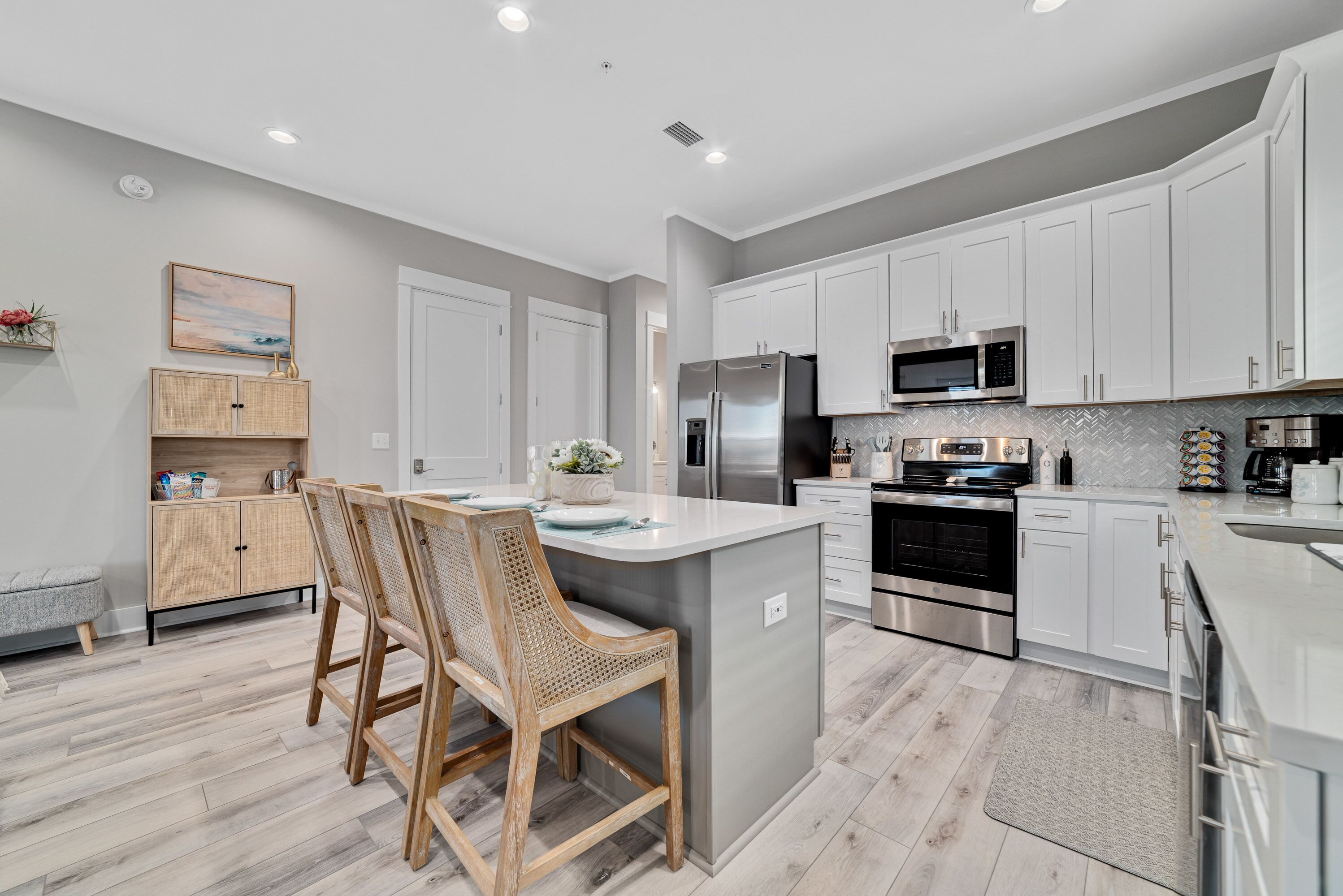 Réfrigérateur, micro-ondes, four, plaque de cuisson