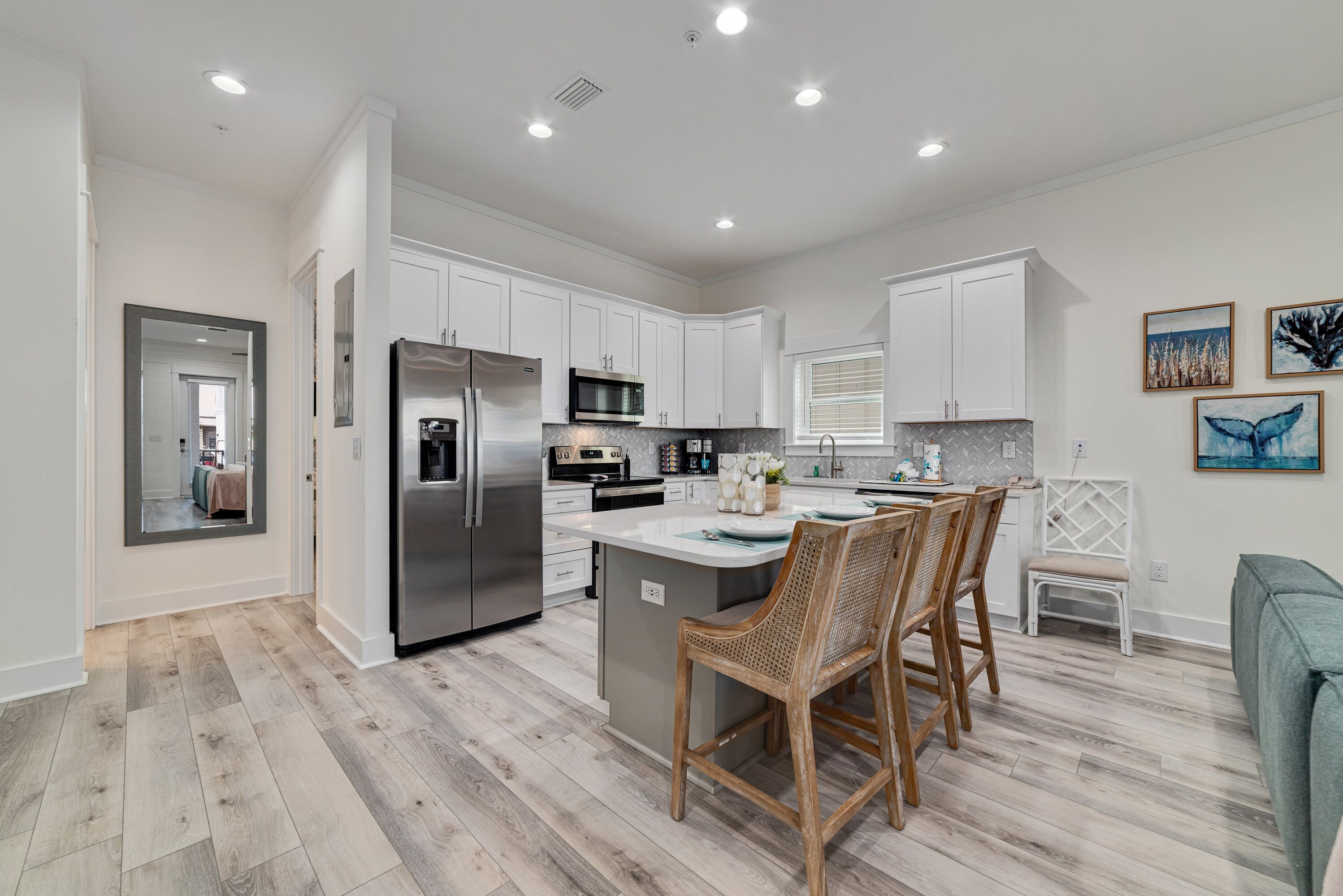 冷蔵庫、電子レンジ、オーブン、コンロ