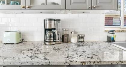 ★Entertainment & Game Room w/ Bar★ Cheerful and Bright Ranch w/ 2 Full Baths