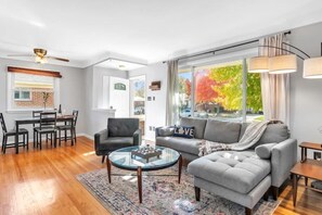 Älytelevisio, pöytäjalkapallopöytä, kirjoja