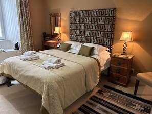 8 chambres, bureau, fer et planche à repasser, lit parapluie